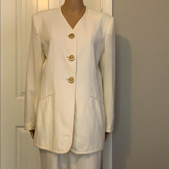 Beautiful WH New York Woman’s Cream 2PC Pantsuit - Picture 3 of 9